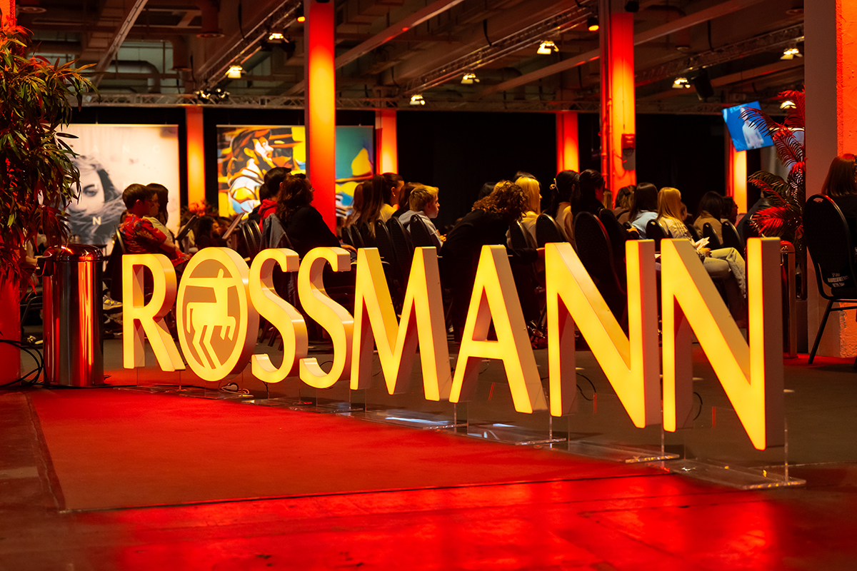 Alles für die Jugend: ROSSMANN Azu­bi Club Days im mul­ti­funk­tio­na­len Hybrid Event Hub